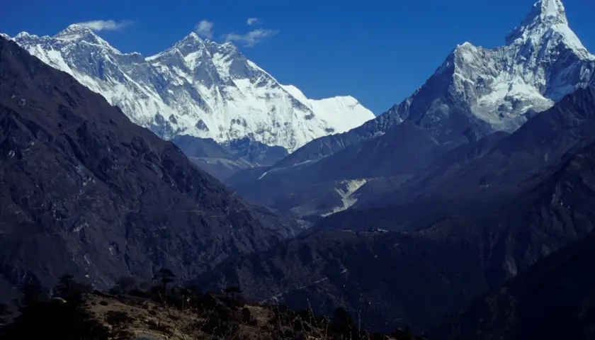 Majestatyczne szczyty Himalajów, jak Everest i Ama Dablam, wzywają do yeti. Wiersz o potędze natury.