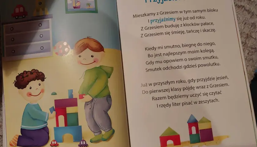 Dwaj chłopcy budują z klocków. Jeden ma zły humorek, ale przyjaciel go pociesza. Wiersz o przyjaźni.