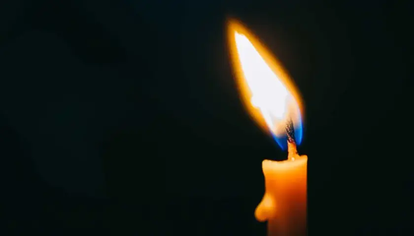 Płomień świecy symbolizuje pamięć o tych, co odeszli. Cytaty o przemijaniu i miłości.
