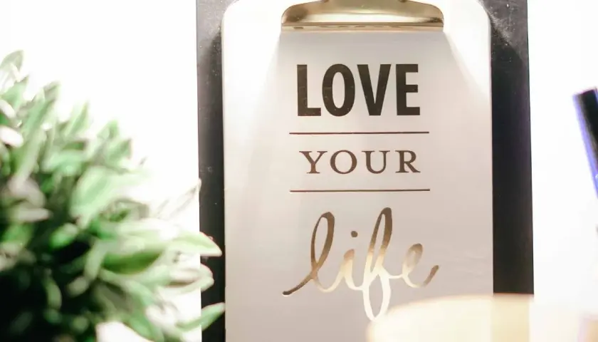 Dla dziewczyn, które czuły zbyt wiele: cytaty na tablicy motywacyjnej "Love Your Life" przypominają o docenianiu każdej chwili.