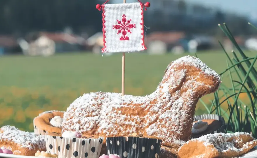Baranek Wielkanocny: Znaczenie i symbolika od Paschy po dziś