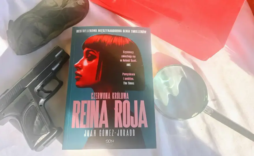 Czerwona królowa: Czy warto przeczytać? Recenzja i analiza