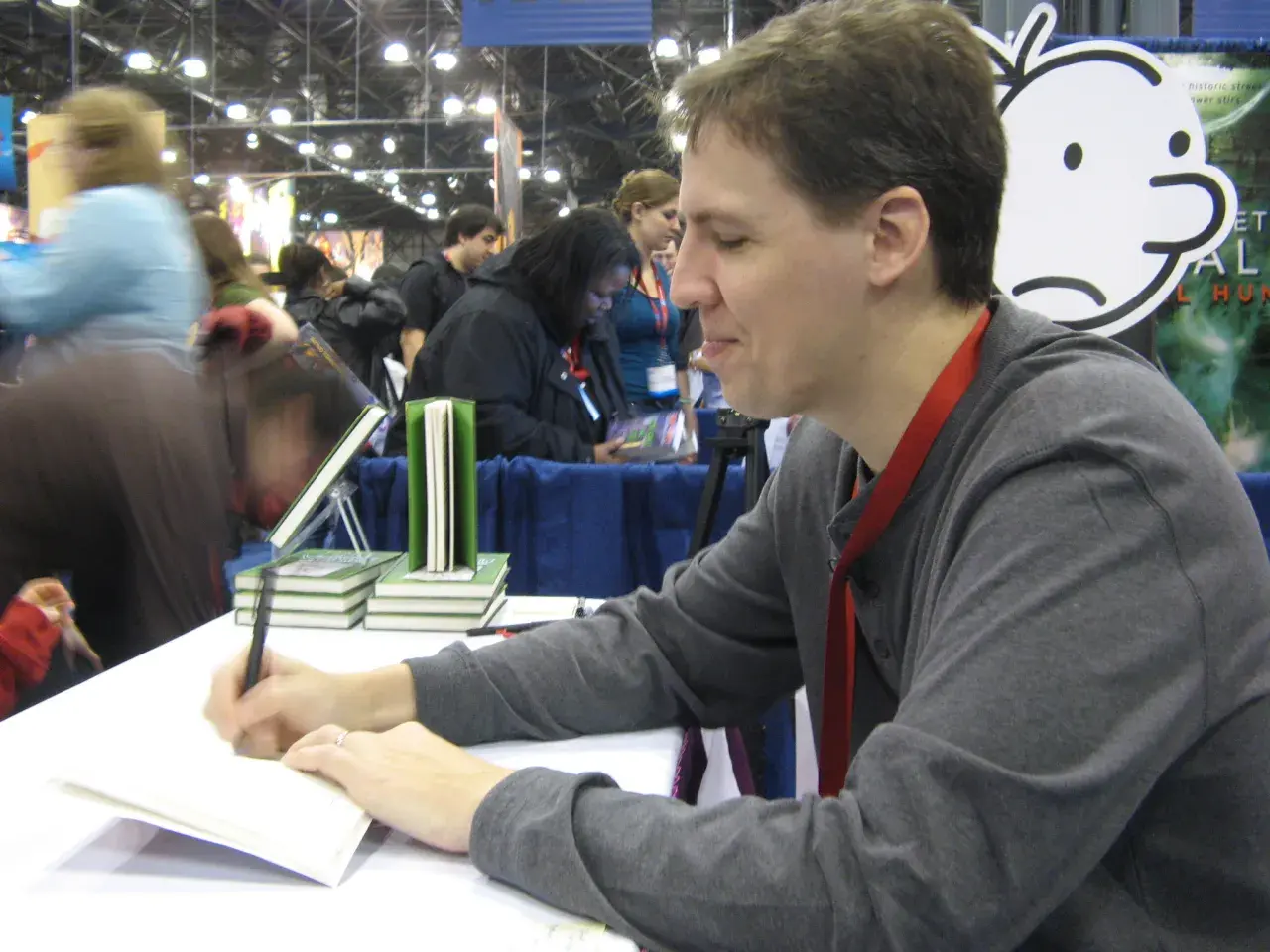 Jeff Kinney, autor książki "Dziennik cwaniaczka", podpisuje egzemplarze na spotkaniu z fanami.