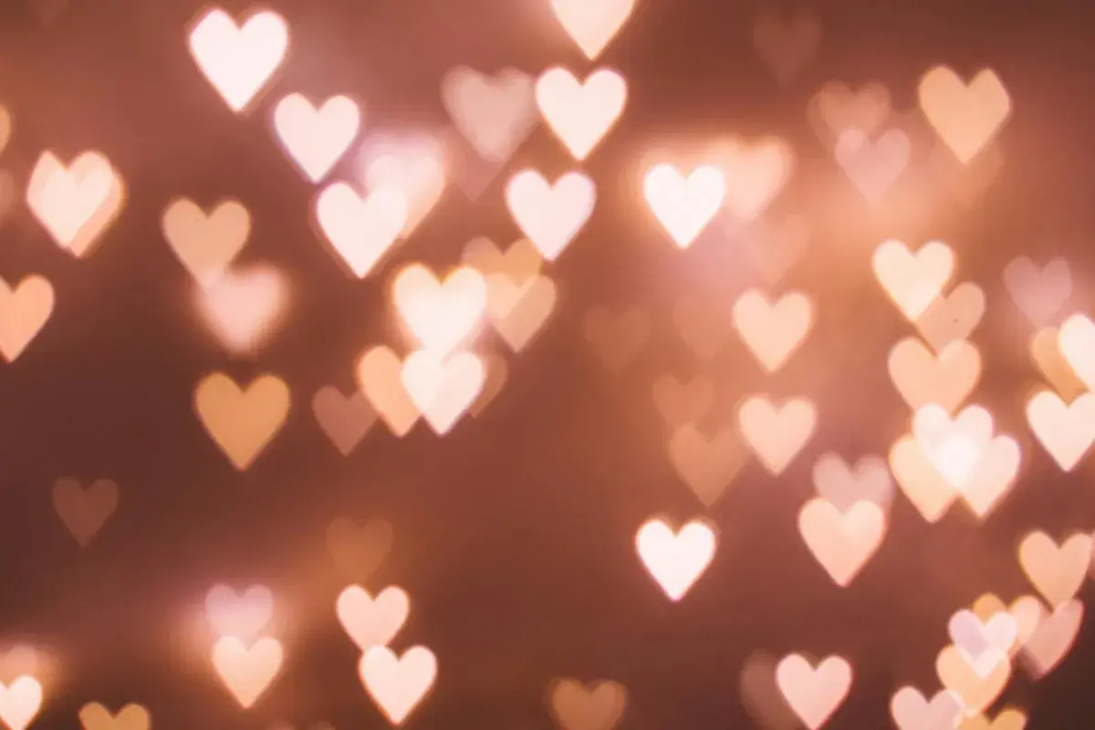Rozmyte serduszka w ciepłych barwach, jakby mówiły "kocham Cię" w tysiącu subtelnych szeptów.