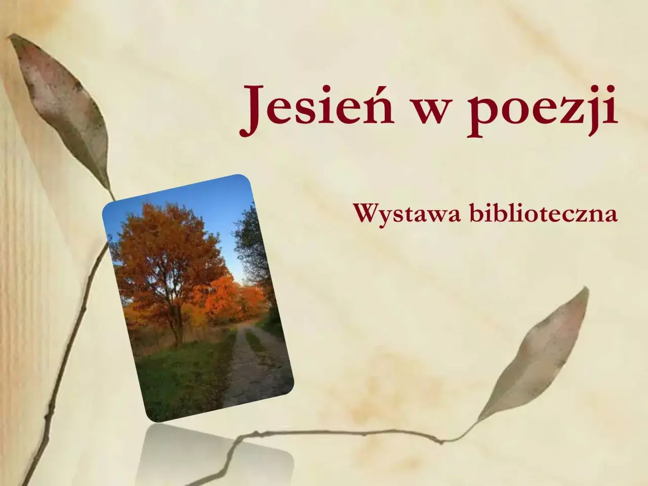Jesień w poezji: wystawa biblioteczna. Wiatr jesienny szumi wśród drzew, inspirując do tworzenia wierszy.