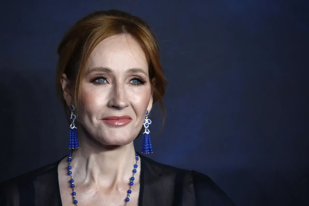 J.K. Rowling, autorka książki Harry Potter, w niebieskich kolczykach i naszyjniku.