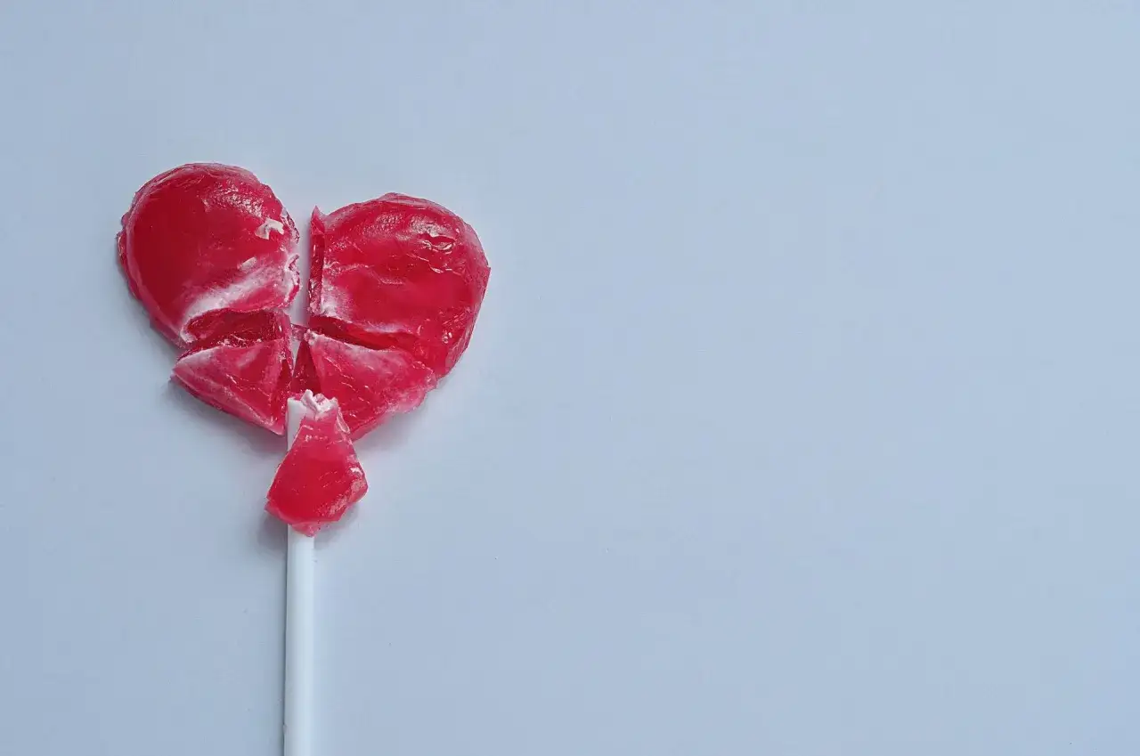 Rozbite serce na patyku, symbol bólu po facetach, którzy ranią.