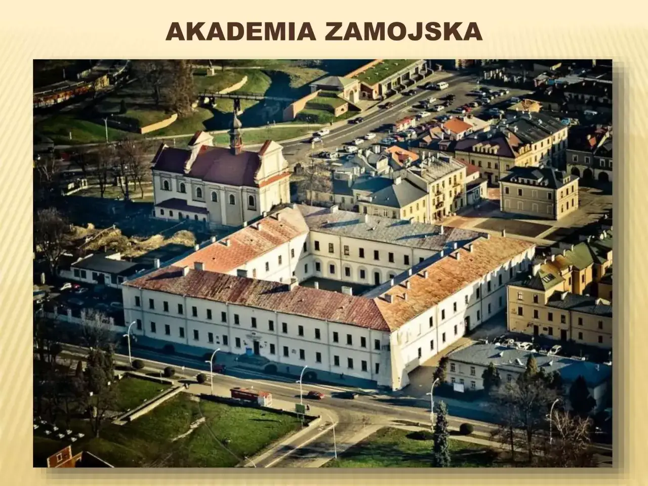 Akademia Zamojska, gdzie młodzieży chowanie to nauka i rozwój. Widok z lotu ptaka na zabytkowe budynki i dziedziniec.