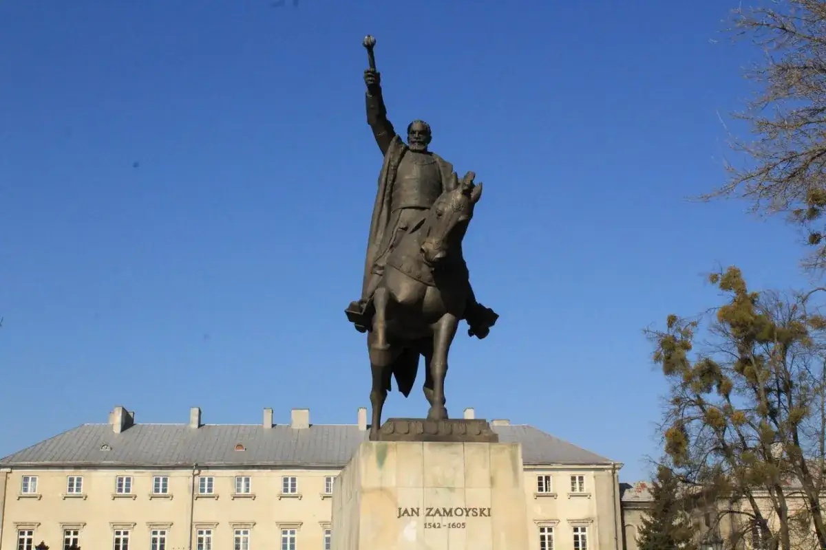 Pomnik Jana Zamoyskiego na koniu. Jego postawa przypomina, jakie młodzieży chowanie cytat o odwadze i przywództwie.